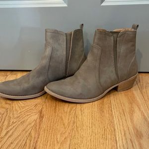 Women’s Qupid booties
